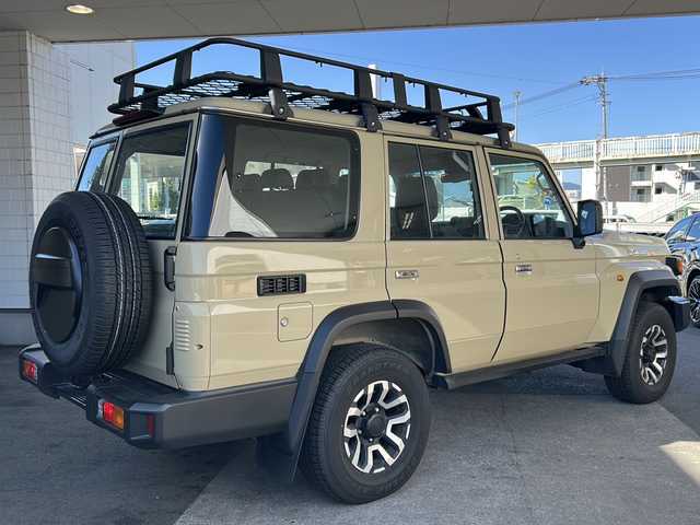 トヨタ ランドクルーザー AX 京都府 2024(令6)年 1.7万km ベージュ トヨタセーフティセンス　/イクリプス７型ＳＤナビ(AVN-LBS01)/Bluetooth　/USB入力端子/バックカメラ内蔵ルームミラー　/ディーゼル　/ターボ付　/４ＷＤ　/GIGEARオフロードアルミルーフラック　/ＤＡＣ　/ＰＣＳ　/ＬＤＡ　/ＲＳＡ　/コンビウッドハンドル　/純正デフロック/LEDヘッドライト/フロントフォグランプ/オートライト/オートマチックハイビーム/ダウンヒルアシストコントロール