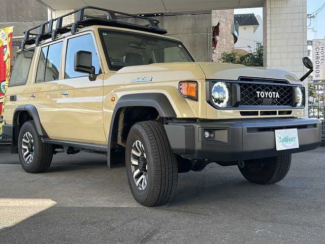 トヨタ ランドクルーザー AX 京都府 2024(令6)年 1.7万km ベージュ トヨタセーフティセンス　/イクリプス７型ＳＤナビ(AVN-LBS01)/Bluetooth　/USB入力端子/バックカメラ内蔵ルームミラー　/ディーゼル　/ターボ付　/４ＷＤ　/GIGEARオフロードアルミルーフラック　/ＤＡＣ　/ＰＣＳ　/ＬＤＡ　/ＲＳＡ　/コンビウッドハンドル　/純正デフロック/LEDヘッドライト/フロントフォグランプ/オートライト/オートマチックハイビーム/ダウンヒルアシストコントロール