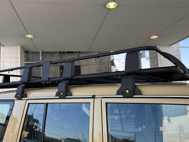 トヨタ ランドクルーザー AX 京都府 2024(令6)年 1.7万km ベージュ トヨタセーフティセンス　/イクリプス７型ＳＤナビ(AVN-LBS01)/Bluetooth　/USB入力端子/バックカメラ内蔵ルームミラー　/ディーゼル　/ターボ付　/４ＷＤ　/GIGEARオフロードアルミルーフラック　/ＤＡＣ　/ＰＣＳ　/ＬＤＡ　/ＲＳＡ　/コンビウッドハンドル　/純正デフロック/LEDヘッドライト/フロントフォグランプ/オートライト/オートマチックハイビーム/ダウンヒルアシストコントロール