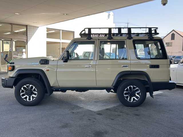 トヨタ ランドクルーザー AX 京都府 2024(令6)年 1.7万km ベージュ トヨタセーフティセンス　/イクリプス７型ＳＤナビ(AVN-LBS01)/Bluetooth　/USB入力端子/バックカメラ内蔵ルームミラー　/ディーゼル　/ターボ付　/４ＷＤ　/GIGEARオフロードアルミルーフラック　/ＤＡＣ　/ＰＣＳ　/ＬＤＡ　/ＲＳＡ　/コンビウッドハンドル　/純正デフロック/LEDヘッドライト/フロントフォグランプ/オートライト/オートマチックハイビーム/ダウンヒルアシストコントロール