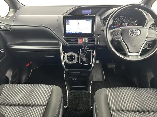 トヨタ ヴォクシー ZS 煌Ⅱ 千葉県 2019(令1)年 6.1万km イナズマスパーキングブラックガラスフレーク 禁煙車/トヨタセーフティセンス/・レーンディパーチャーアラート/・プリクラッシュセーフティブレーキ/・クリアランスソナー/・クルーズコントロール/両側パワースライドドア/純正９型メモリナビ/・型番：NSZT-Y68T/・CD/DVD/Bluetooth/フルセグTV/・バックカメラ/・ビルトインETC/革巻きステアリング/・ステアリングスイッチ/MT付きAT/左右独立エアコン/純正フロアマット/純正16インチAW/オートライト/・オートマチックハイビーム/・LEDヘッドライト/・LEDフォグランプ