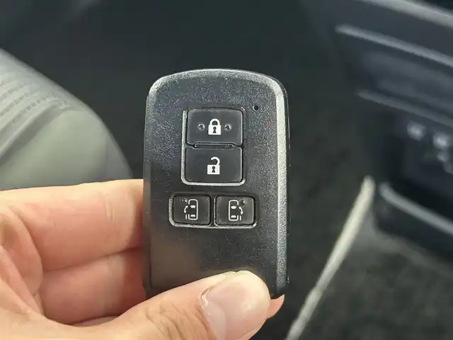 トヨタ ヴォクシー ZS 煌Ⅱ 千葉県 2019(令1)年 6.1万km イナズマスパーキングブラックガラスフレーク 禁煙車/トヨタセーフティセンス/・レーンディパーチャーアラート/・プリクラッシュセーフティブレーキ/・クリアランスソナー/・クルーズコントロール/両側パワースライドドア/純正９型メモリナビ/・型番：NSZT-Y68T/・CD/DVD/Bluetooth/フルセグTV/・バックカメラ/・ビルトインETC/革巻きステアリング/・ステアリングスイッチ/MT付きAT/左右独立エアコン/純正フロアマット/純正16インチAW/オートライト/・オートマチックハイビーム/・LEDヘッドライト/・LEDフォグランプ