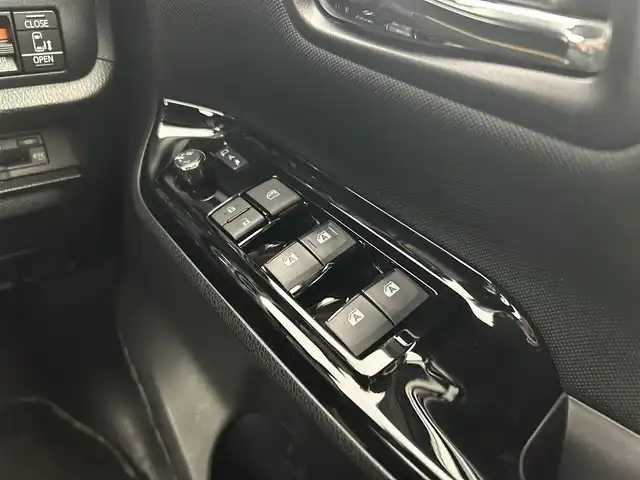 トヨタ ヴォクシー ZS 煌Ⅱ 千葉県 2019(令1)年 6.1万km イナズマスパーキングブラックガラスフレーク 禁煙車/トヨタセーフティセンス/・レーンディパーチャーアラート/・プリクラッシュセーフティブレーキ/・クリアランスソナー/・クルーズコントロール/両側パワースライドドア/純正９型メモリナビ/・型番：NSZT-Y68T/・CD/DVD/Bluetooth/フルセグTV/・バックカメラ/・ビルトインETC/革巻きステアリング/・ステアリングスイッチ/MT付きAT/左右独立エアコン/純正フロアマット/純正16インチAW/オートライト/・オートマチックハイビーム/・LEDヘッドライト/・LEDフォグランプ