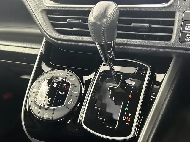 トヨタ ヴォクシー ZS 煌Ⅱ 千葉県 2019(令1)年 6.1万km イナズマスパーキングブラックガラスフレーク 禁煙車/トヨタセーフティセンス/・レーンディパーチャーアラート/・プリクラッシュセーフティブレーキ/・クリアランスソナー/・クルーズコントロール/両側パワースライドドア/純正９型メモリナビ/・型番：NSZT-Y68T/・CD/DVD/Bluetooth/フルセグTV/・バックカメラ/・ビルトインETC/革巻きステアリング/・ステアリングスイッチ/MT付きAT/左右独立エアコン/純正フロアマット/純正16インチAW/オートライト/・オートマチックハイビーム/・LEDヘッドライト/・LEDフォグランプ