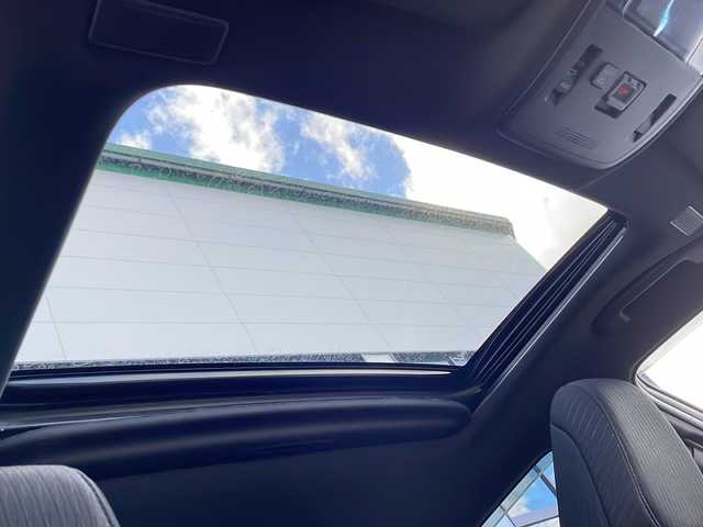 トヨタ クラウン ハイブリッド RS Four 長野県 2018(平30)年 5.8万km ホワイトパールクリスタルシャイン 禁煙車/純正ナビ（CD/DVD/フルセグTV/Bleutooth）/純正18インチAW/スタッドレス積み込み/セーフティセンス/・プリクラッシュセーフティ/・レーントレーシングアシスト/・レーダークルーズコントロール/・オートマチックハイビーム/・ロードサインアシスト/・先行車発進告知機能/バックカメラ/サンルーフ/ビルトインETC2.0/ドライブレコーダー（F・R）/前席パワーシート/前席シートヒーター/ステアリングヒーター/革巻きステアリング/ステアリングスイッチ/パドルシフト/電動パーキングブレーキ/ブレーキホールド/３眼LEDヘッドライト/シーケンシャルターンランプ/フォグランプ/オートライト/スマートキー/Pスタート/電動格納ミラー/純正フロアマット