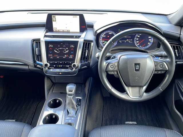 トヨタ クラウン ハイブリッド RS Four 長野県 2018(平30)年 5.8万km ホワイトパールクリスタルシャイン 禁煙車/純正ナビ（CD/DVD/フルセグTV/Bleutooth）/純正18インチAW/スタッドレス積み込み/セーフティセンス/・プリクラッシュセーフティ/・レーントレーシングアシスト/・レーダークルーズコントロール/・オートマチックハイビーム/・ロードサインアシスト/・先行車発進告知機能/バックカメラ/サンルーフ/ビルトインETC2.0/ドライブレコーダー（F・R）/前席パワーシート/前席シートヒーター/ステアリングヒーター/革巻きステアリング/ステアリングスイッチ/パドルシフト/電動パーキングブレーキ/ブレーキホールド/３眼LEDヘッドライト/シーケンシャルターンランプ/フォグランプ/オートライト/スマートキー/Pスタート/電動格納ミラー/純正フロアマット