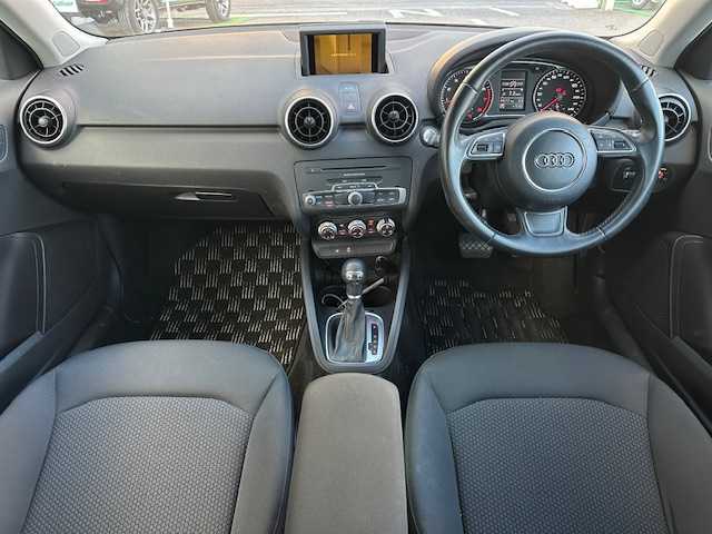 アウディ Ａ１ スポーツバック 1．4TFSI 茨城県 2014(平26)年 4.5万km シルバーⅡ 純正HDDナビ/フルセグ/Bluetooth/純正HIDヘッドライト/フォグライト/オートライト/ステアリングスイッチ/純正15インチアルミホイール/取扱説明書/新車時保証書/スペアキー×1