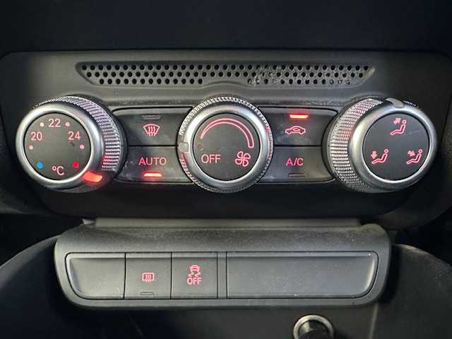 アウディ Ａ１ スポーツバック 1．4TFSI 茨城県 2014(平26)年 4.5万km シルバーⅡ 純正HDDナビ/フルセグ/Bluetooth/純正HIDヘッドライト/フォグライト/オートライト/ステアリングスイッチ/純正15インチアルミホイール/取扱説明書/新車時保証書/スペアキー×1