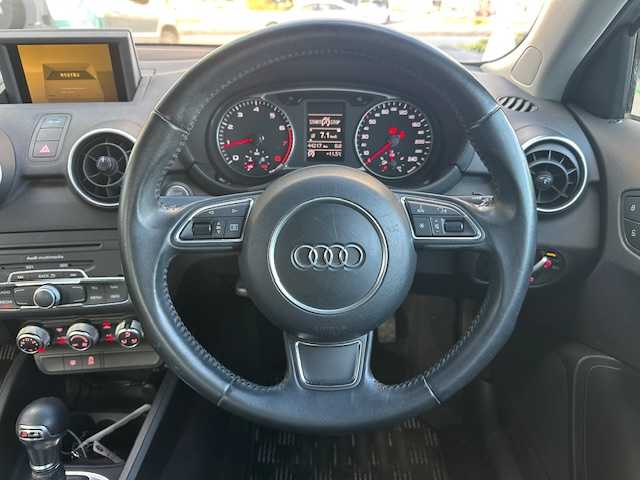 アウディ Ａ１ スポーツバック 1．4TFSI 茨城県 2014(平26)年 4.5万km シルバーⅡ 純正HDDナビ/フルセグ/Bluetooth/純正HIDヘッドライト/フォグライト/オートライト/ステアリングスイッチ/純正15インチアルミホイール/取扱説明書/新車時保証書/スペアキー×1