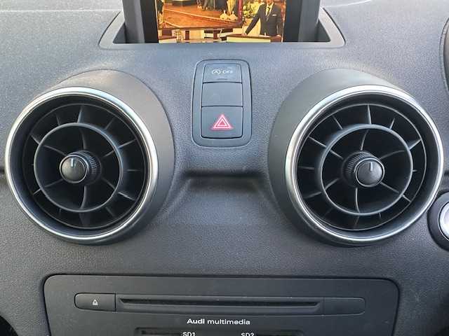 アウディ Ａ１ スポーツバック 1．4TFSI 茨城県 2014(平26)年 4.5万km シルバーⅡ 純正HDDナビ/フルセグ/Bluetooth/純正HIDヘッドライト/フォグライト/オートライト/ステアリングスイッチ/純正15インチアルミホイール/取扱説明書/新車時保証書/スペアキー×1