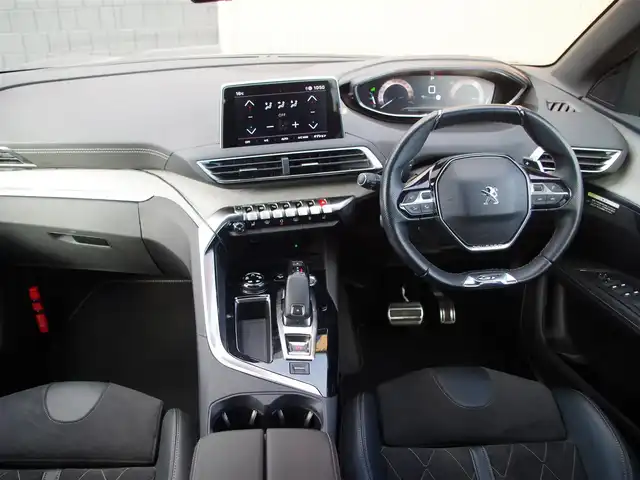 プジョー ３００８ GT ブルー HDi 埼玉県 2019(令1)年 3.7万km アマゾナイトグレー ファーストクラスパッケージ/純正ディスプレイオーディオ（Bluetooth、AppleCarPlay）/360°カメラ/パノラマサンルーフ/社外デジタルインナーミラー/半革シート/パワーシート/シートメモリー/マッサージ機能/シートヒーター/パワーバックドア/ワイヤレス充電/LEDヘッドライト/純正18インチアルミホイール