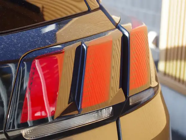 プジョー ３００８ GT ブルー HDi 埼玉県 2019(令1)年 3.7万km アマゾナイトグレー ファーストクラスパッケージ/純正ディスプレイオーディオ（Bluetooth、AppleCarPlay）/360°カメラ/パノラマサンルーフ/社外デジタルインナーミラー/半革シート/パワーシート/シートメモリー/マッサージ機能/シートヒーター/パワーバックドア/ワイヤレス充電/LEDヘッドライト/純正18インチアルミホイール