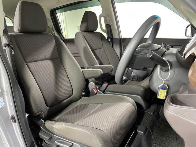 ホンダ フリード ハイブリット G ホンダセンシング 福岡県 2020(令2)年 5.7万km ルナシルバーM 禁煙車/純正メモリナビ/・AM/FM/CD/BT/・バックモニター/ホンダセンシング/コーナーセンサー/両側パワースライドドア/ETC/ステアリングリモコン/LEDヘッドライト/・オートライト/スマートキー/・プッシュスタート/純正フロアマット/純正ドアバイザー