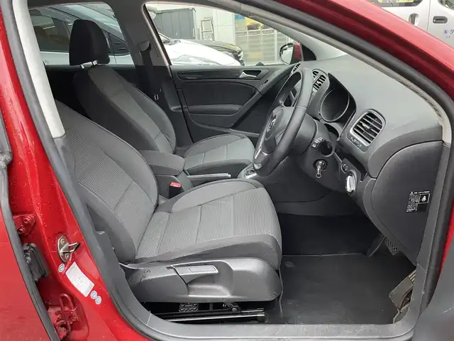 フォルクスワーゲン ゴルフ TSI コンフォートライン 東京都 2011(平23)年 2.6万km 赤 ワンオーナー/社外SDナビ/　フルセグTV/DVD/CD/純正16インチアルミホイール/オートライト/横すべり防止/フロアマット/ドアバイザー/保証書/取扱説明書/スペアキー