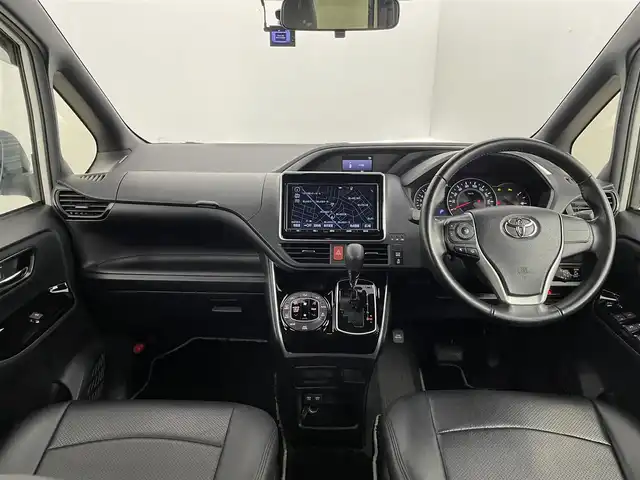 トヨタ ヴォクシー ZS 煌Ⅱ 道央・札幌 2020(令2)年 3.5万km ホワイトパールクリスタルシャイン ・4WD/・寒冷地仕様/・ワンオーナー/・純正ナビ/・フルセグ/BT/CD/DVD/SD/・バックカメラ/・トヨタセーフティセンス/・レーンキープアシスト/・クリアランスソナー/・クルーズコントロール/・ETC/・両側パワースライド/・アイドリングストップ/・横滑り防止装置/・オートライト/・スマートキー/・プッシュスタート/・LEDヘッドライト/・フォグランプ/・積込社外AW＋冬タイヤ/・保証書/・取扱説明書