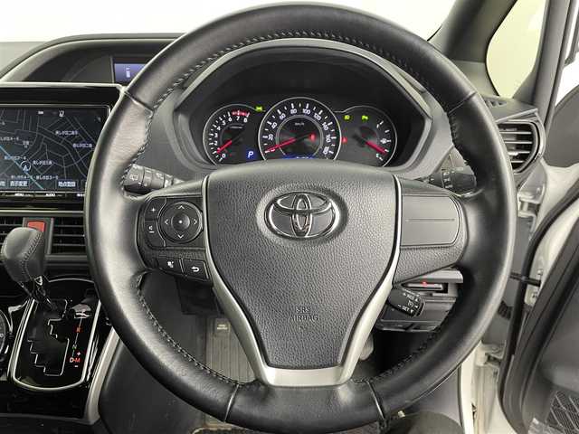 トヨタ ヴォクシー ZS 煌Ⅱ 道央・札幌 2020(令2)年 3.5万km ホワイトパールクリスタルシャイン ・4WD/・寒冷地仕様/・ワンオーナー/・純正ナビ/・フルセグ/BT/CD/DVD/SD/・バックカメラ/・トヨタセーフティセンス/・レーンキープアシスト/・クリアランスソナー/・クルーズコントロール/・ETC/・両側パワースライド/・アイドリングストップ/・横滑り防止装置/・オートライト/・スマートキー/・プッシュスタート/・LEDヘッドライト/・フォグランプ/・積込社外AW＋冬タイヤ/・保証書/・取扱説明書