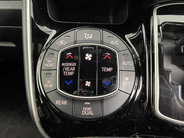 トヨタ ヴォクシー ZS 煌Ⅱ 道央・札幌 2020(令2)年 3.5万km ホワイトパールクリスタルシャイン ・4WD/・寒冷地仕様/・ワンオーナー/・純正ナビ/・フルセグ/BT/CD/DVD/SD/・バックカメラ/・トヨタセーフティセンス/・レーンキープアシスト/・クリアランスソナー/・クルーズコントロール/・ETC/・両側パワースライド/・アイドリングストップ/・横滑り防止装置/・オートライト/・スマートキー/・プッシュスタート/・LEDヘッドライト/・フォグランプ/・積込社外AW＋冬タイヤ/・保証書/・取扱説明書
