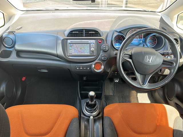 ホンダ フィット RS 静岡県 2012(平24)年 7万km ストームシルバーメタリック 純正メモリナビ/・CD/・USB/・AM/・FM/主要装備/・６ＭＴ　/・ＥＴＣ　/・オートライト　/・キノセンヘッドライト　/・ＡＡＣ　/・純正アルミ　/・純正フロアマット　/・スペアキー