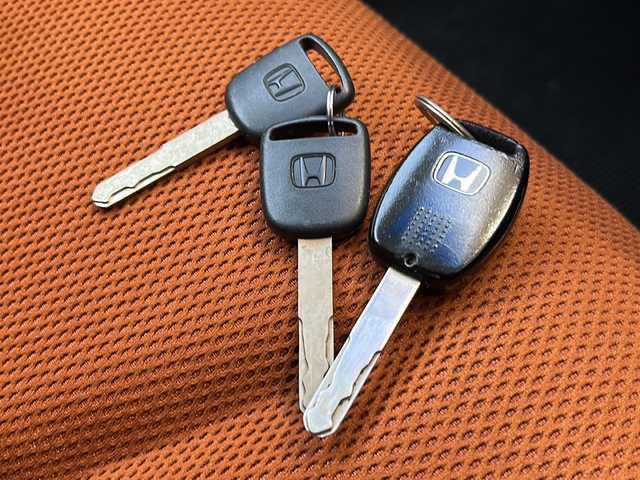 ホンダ フィット RS 静岡県 2012(平24)年 7万km ストームシルバーメタリック 純正メモリナビ/・CD/・USB/・AM/・FM/主要装備/・６ＭＴ　/・ＥＴＣ　/・オートライト　/・キノセンヘッドライト　/・ＡＡＣ　/・純正アルミ　/・純正フロアマット　/・スペアキー