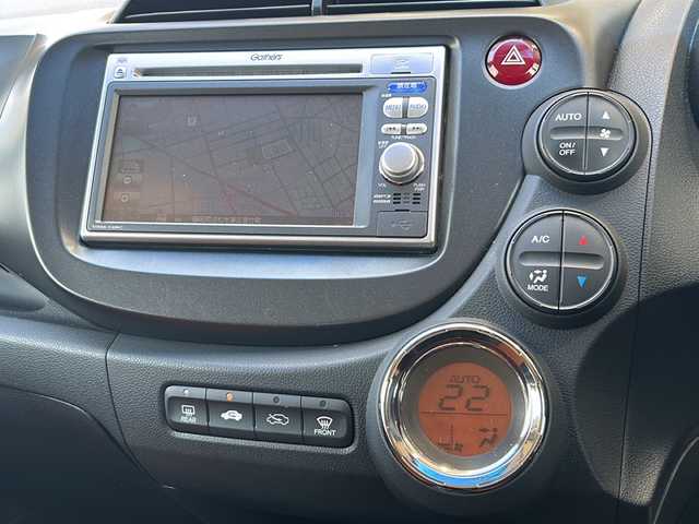 ホンダ フィット RS 静岡県 2012(平24)年 7万km ストームシルバーメタリック 純正メモリナビ/・CD/・USB/・AM/・FM/主要装備/・６ＭＴ　/・ＥＴＣ　/・オートライト　/・キノセンヘッドライト　/・ＡＡＣ　/・純正アルミ　/・純正フロアマット　/・スペアキー
