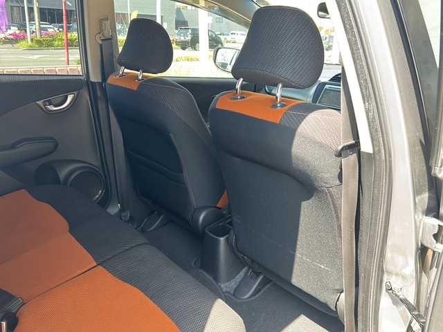 ホンダ フィット RS 静岡県 2012(平24)年 7万km ストームシルバーメタリック 純正メモリナビ/・CD/・USB/・AM/・FM/主要装備/・６ＭＴ　/・ＥＴＣ　/・オートライト　/・キノセンヘッドライト　/・ＡＡＣ　/・純正アルミ　/・純正フロアマット　/・スペアキー