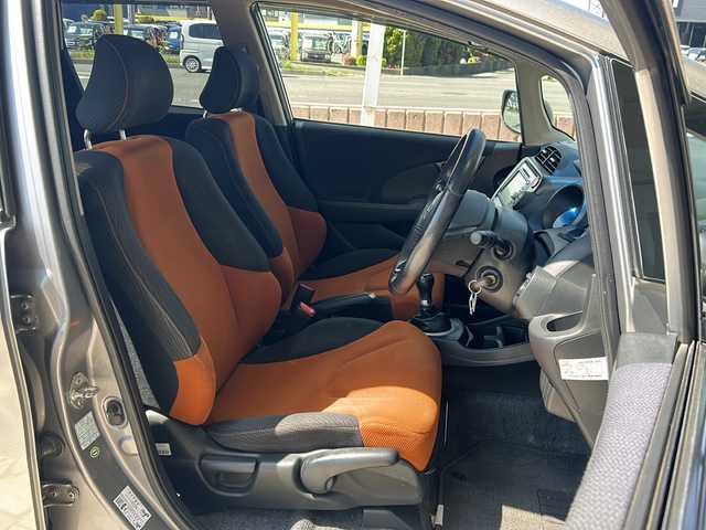 ホンダ フィット RS 静岡県 2012(平24)年 7万km ストームシルバーメタリック 純正メモリナビ/・CD/・USB/・AM/・FM/主要装備/・６ＭＴ　/・ＥＴＣ　/・オートライト　/・キノセンヘッドライト　/・ＡＡＣ　/・純正アルミ　/・純正フロアマット　/・スペアキー