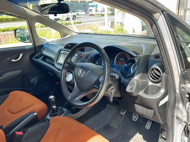 ホンダ フィット RS 静岡県 2012(平24)年 7万km ストームシルバーメタリック 純正メモリナビ/・CD/・USB/・AM/・FM/主要装備/・６ＭＴ　/・ＥＴＣ　/・オートライト　/・キノセンヘッドライト　/・ＡＡＣ　/・純正アルミ　/・純正フロアマット　/・スペアキー