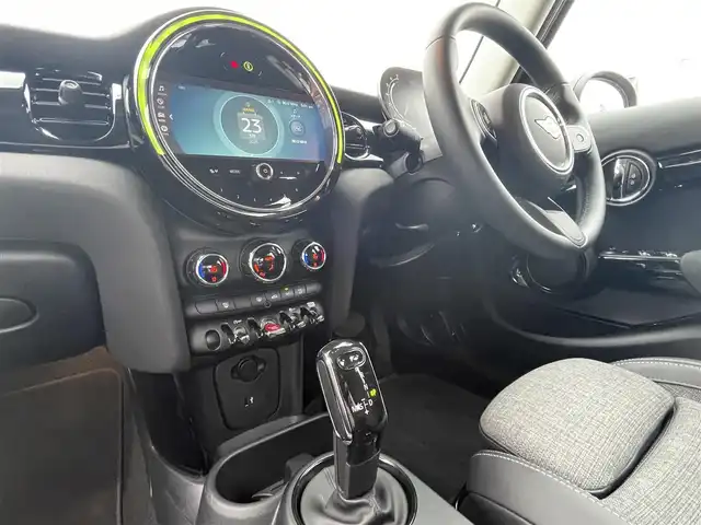 ＭＩＮＩ ミニ クーパー クラシックトリム 静岡県 2021(令3)年 0.3万km MINI Yoursエニグマティックブラック クラシックトリム/インテリジェントセーフティ 衝突軽減ブレーキ/アクティブクルーズコントロール/MINIApp対応ディスプレイオーディオ Bluetooth CarPlay/バックカメラ/ハーフレザーシート シートヒーター /MINIドライビングMODE/パーキング電子ブレーキ/リヤパークディスタンス /コンフォートアクセス/ETC