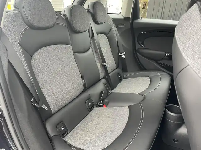 ＭＩＮＩ ミニ クーパー クラシックトリム 静岡県 2021(令3)年 0.3万km MINI Yoursエニグマティックブラック クラシックトリム/インテリジェントセーフティ 衝突軽減ブレーキ/アクティブクルーズコントロール/MINIApp対応ディスプレイオーディオ Bluetooth CarPlay/バックカメラ/ハーフレザーシート シートヒーター /MINIドライビングMODE/パーキング電子ブレーキ/リヤパークディスタンス /コンフォートアクセス/ETC