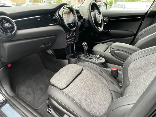 ＭＩＮＩ ミニ クーパー クラシックトリム 静岡県 2021(令3)年 0.3万km MINI Yoursエニグマティックブラック クラシックトリム/インテリジェントセーフティ 衝突軽減ブレーキ/アクティブクルーズコントロール/MINIApp対応ディスプレイオーディオ Bluetooth CarPlay/バックカメラ/ハーフレザーシート シートヒーター /MINIドライビングMODE/パーキング電子ブレーキ/リヤパークディスタンス /コンフォートアクセス/ETC