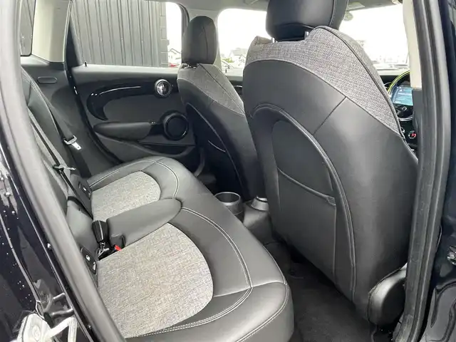 ＭＩＮＩ ミニ クーパー クラシックトリム 静岡県 2021(令3)年 0.3万km MINI Yoursエニグマティックブラック クラシックトリム/インテリジェントセーフティ 衝突軽減ブレーキ/アクティブクルーズコントロール/MINIApp対応ディスプレイオーディオ Bluetooth CarPlay/バックカメラ/ハーフレザーシート シートヒーター /MINIドライビングMODE/パーキング電子ブレーキ/リヤパークディスタンス /コンフォートアクセス/ETC