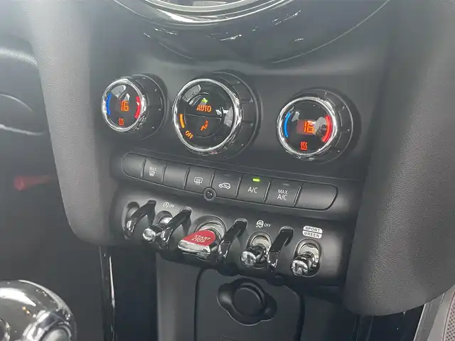 ＭＩＮＩ ミニ クーパー クラシックトリム 静岡県 2021(令3)年 0.3万km MINI Yoursエニグマティックブラック クラシックトリム/インテリジェントセーフティ 衝突軽減ブレーキ/アクティブクルーズコントロール/MINIApp対応ディスプレイオーディオ Bluetooth CarPlay/バックカメラ/ハーフレザーシート シートヒーター /MINIドライビングMODE/パーキング電子ブレーキ/リヤパークディスタンス /コンフォートアクセス/ETC