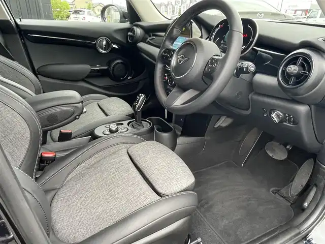 ＭＩＮＩ ミニ クーパー クラシックトリム 静岡県 2021(令3)年 0.3万km MINI Yoursエニグマティックブラック クラシックトリム/インテリジェントセーフティ 衝突軽減ブレーキ/アクティブクルーズコントロール/MINIApp対応ディスプレイオーディオ Bluetooth CarPlay/バックカメラ/ハーフレザーシート シートヒーター /MINIドライビングMODE/パーキング電子ブレーキ/リヤパークディスタンス /コンフォートアクセス/ETC