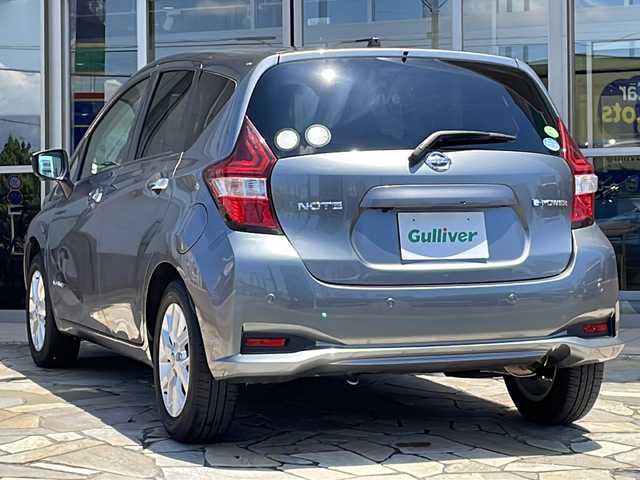 日産 ノート e－パワー X Vセレクション 静岡県 2020(令2)年 1.9万km グレー 社外ナビ/・ストラーダナビ/・CD/・DVD/・Bluetooth/・AM/・FM/主要装備/・全方位カメラ/・衝突軽減ブレーキ/・横滑り防止/・ETC/・LEDヘッドライト/・レーンキープアシスト/・プッシュスタート/・コーナーセンサー/・オートライト/・純正アルミホイール