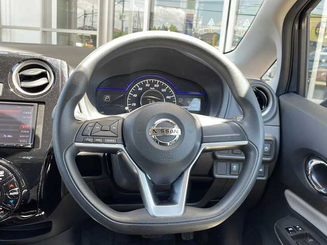 日産 ノート e－パワー X Vセレクション 静岡県 2020(令2)年 1.9万km グレー 社外ナビ/・ストラーダナビ/・CD/・DVD/・Bluetooth/・AM/・FM/主要装備/・全方位カメラ/・衝突軽減ブレーキ/・横滑り防止/・ETC/・LEDヘッドライト/・レーンキープアシスト/・プッシュスタート/・コーナーセンサー/・オートライト/・純正アルミホイール
