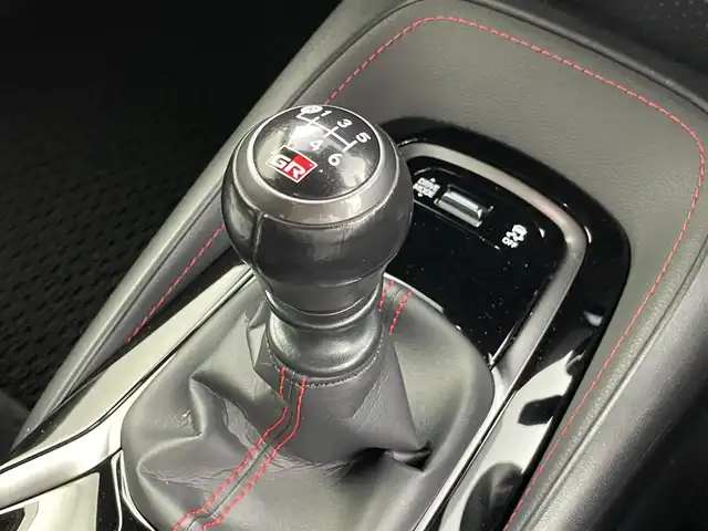 トヨタ ＧＲカローラ RZ 愛知県 2023(令5)年 1.8万km プレシャスブラックパール 6速MT/4WD/GR専用装備/　　・専用セミバケットフロントシート/　　・専用レッドシートベルト/　　・3本出しマフラー/　　・GRキャリパー/　　・純正メタルスターチタンブラック塗装18インチアルミホイール/　　・フロアマット/純正8インチコネクテッドナビ対応ディスプレイオーディオPlus/JBLプレミアムサウンド/フルセグTV/HUD/ビルトインETC/トヨタセーフティセンス　/　　・プリクラッシュセーフティ/　　・レーンディバーチャーアラート/　　・レーダークルーズコントロール/　　・ロードサインアシスト/　　・オートマチックハイビーム/ブラインドスポットモニター/スマートキー