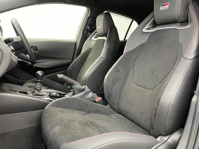 トヨタ ＧＲカローラ RZ 愛知県 2023(令5)年 1.8万km プレシャスブラックパール 6速MT/4WD/GR専用装備/　　・専用セミバケットフロントシート/　　・専用レッドシートベルト/　　・3本出しマフラー/　　・GRキャリパー/　　・純正メタルスターチタンブラック塗装18インチアルミホイール/　　・フロアマット/純正8インチコネクテッドナビ対応ディスプレイオーディオPlus/JBLプレミアムサウンド/フルセグTV/HUD/ビルトインETC/トヨタセーフティセンス　/　　・プリクラッシュセーフティ/　　・レーンディバーチャーアラート/　　・レーダークルーズコントロール/　　・ロードサインアシスト/　　・オートマチックハイビーム/ブラインドスポットモニター/スマートキー