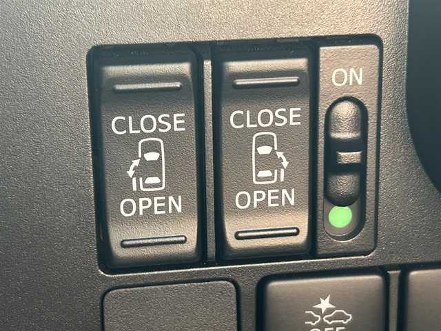 トヨタ ルーミー カスタムG S 新潟県 2017(平29)年 4.7万km ブラックマイカメタリック 4WD/衝突被害軽減システム/純正SDナビ/　　【CD DVD BT フルセグ MSV】/バックカメラ/両側パワースライドドア/クルーズコントロール/LEDオートヘッドライト/14インチアルミホイール/パーキングアシスト/アイドリングストップ/ステアリングスイッチ/電動格納ウィンカーミラー/フォグランプ/スマートキー×2/ETC