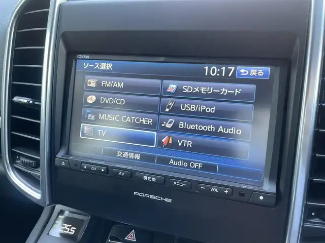 ポルシェ カイエン S E－ハイブリッド 埼玉県 2017(平29)年 4.9万km ピュアホワイト /4WD//純正メモリナビ//ワンセグTV//CD/DVD/Bluetooth//黒レザーシート//前2席パワーシート//前2席シートヒーター//クルーズコントロール//ETC//キーレス//キセノン//パワーバックドア//W.サイド.カーテンエアバッグ//ABS//横滑り防止装置//Fフォグランプ//オートライト//純正18インチAW//新車時保証書//取扱説明書//ナビ取説//スペアキー