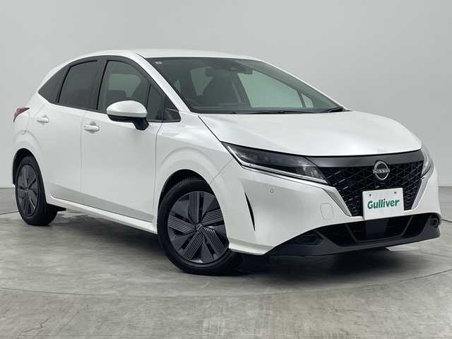 日産 ノート X 三重県 2023(令5)年 2.6万km ピュアホワイトパール 禁煙車/社外ナビ/・AM/FM/CD/DVD/iPod/Bluetooth/エマージェンシーブレーキ/バックカメラ/オートハイビーム/オートライト/ドライブレコーダー/ETC/電動パーキング/プッシュスタート/スマートキー/スペアキー/LEDヘッドライト/360°セーフティ/駐車支援/速度標識表示/標識検知支援