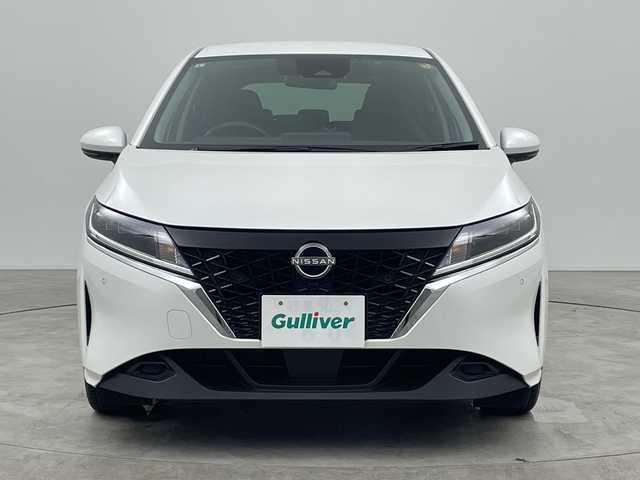 日産 ノート X 三重県 2023(令5)年 2.6万km ピュアホワイトパール 禁煙車/社外ナビ/・AM/FM/CD/DVD/iPod/Bluetooth/エマージェンシーブレーキ/バックカメラ/オートハイビーム/オートライト/ドライブレコーダー/ETC/電動パーキング/プッシュスタート/スマートキー/スペアキー/LEDヘッドライト/360°セーフティ/駐車支援/速度標識表示/標識検知支援