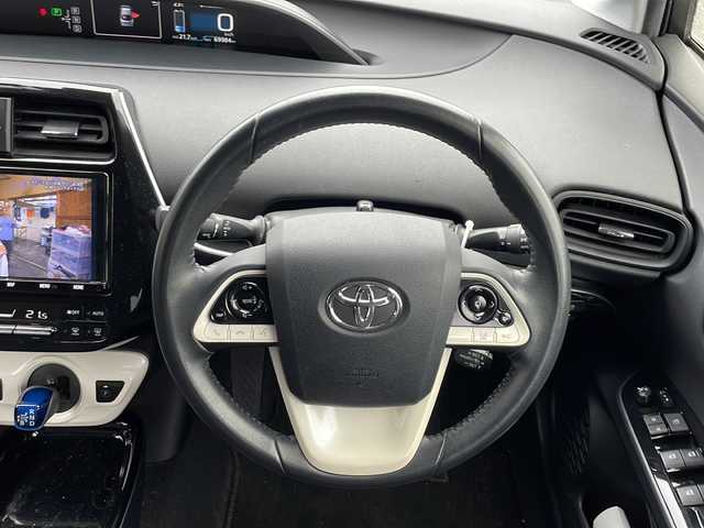 トヨタ プリウス Sセーフティプラス 新潟県 2019(平31)年 7万km ホワイトパールクリスタルシャイン 純正9インチナビ(NSZT-Y68T)/(Bluetooth/CD/DVD/FM/AM)/フルセグテレビ/バックカメラ/プリクラッシュセーフティー/ビルトインETC/ウィンカーミラー/プッシュスタート/ドアバイザー/オートライト/パーキングアシスト/ウィンカーミラー/電動格納ミラー