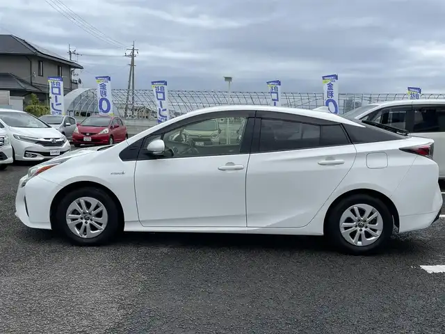 トヨタ プリウス S 徳島県 2017(平29)年 13.4万km スーパーホワイトⅡ (株)IDOMが運営する【じしゃロン徳島店】の自社ローン専用車両になりますこちらは現金またはオートローンご利用時の価格です。/自社ローンご希望の方は別途その旨お申付け下さい”										/										/										社外ナビ/Ｂモニター/ＬＥＤヘッドライト/レーダークルーズコントロール/ＥＴＣ