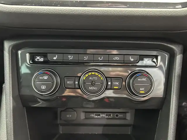 フォルクスワーゲン ティグアン TDI 4モーション ハイライン 鹿児島県 2019(令1)年 3.2万km アトランティックブルーメタリック 禁煙車/純正ナビ/　・Bluetooth/　・CD/DVD/　・AppleCarplay/　・AndroidAuto/　・SDカード/　・フルセグTV/全周囲カメラ/ブラインドスポットモニター/ヘッドアップディスプレイ/電動パーキングブレーキ/オートブレーキホールド/3ゾーンフルオートエアーコンディショナー/(運転席/助手席/後席独立調整、自動内気循環機能付)/運転席メモリーシート/全席シートヒーター/ビルトインETC2.0/電動リアゲート/電動格納ミラー/純正アルミホイール/LEDヘッドライト/フォグランプ/ワンオーナー