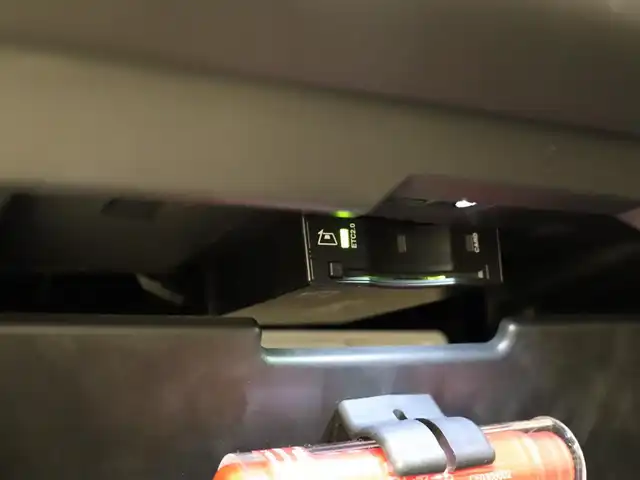 ランドローバー ランドローバー ディフェンダー 110 アーバナイト22 静岡県 2022(令4)年 2.5万km グレー 衝突軽減ブレーキ　/半革　/ＭＥＲＩＤＩＡＮサウンド　/ＡＣＣ　/ＬＥＤ　/ブラックエクステリア　/３６０°カメラ　/ＣａｒＰｌａｙ　/ワイヤレス充電　/純正２２ＡＷ　/パワーシート／ヒーター／エアー