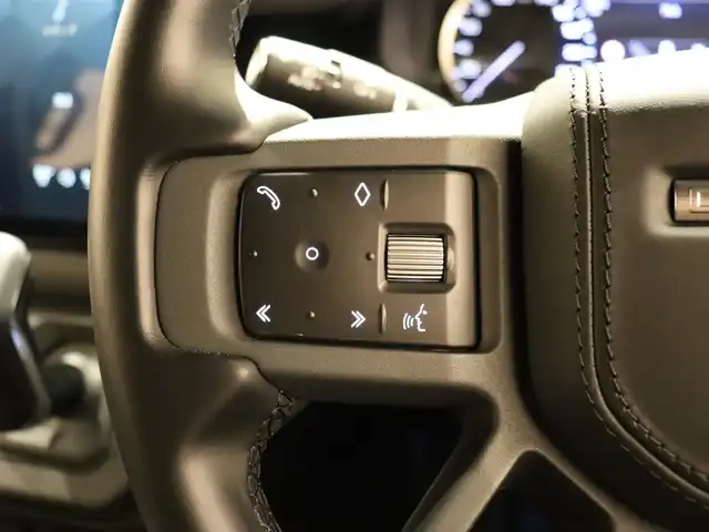 ランドローバー ランドローバー ディフェンダー 110 アーバナイト22 静岡県 2022(令4)年 2.5万km グレー 衝突軽減ブレーキ　/半革　/ＭＥＲＩＤＩＡＮサウンド　/ＡＣＣ　/ＬＥＤ　/ブラックエクステリア　/３６０°カメラ　/ＣａｒＰｌａｙ　/ワイヤレス充電　/純正２２ＡＷ　/パワーシート／ヒーター／エアー