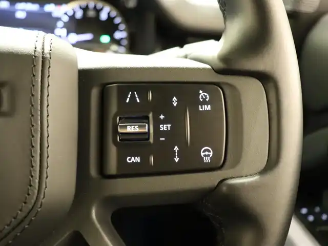 ランドローバー ランドローバー ディフェンダー 110 アーバナイト22 静岡県 2022(令4)年 2.5万km グレー 衝突軽減ブレーキ　/半革　/ＭＥＲＩＤＩＡＮサウンド　/ＡＣＣ　/ＬＥＤ　/ブラックエクステリア　/３６０°カメラ　/ＣａｒＰｌａｙ　/ワイヤレス充電　/純正２２ＡＷ　/パワーシート／ヒーター／エアー