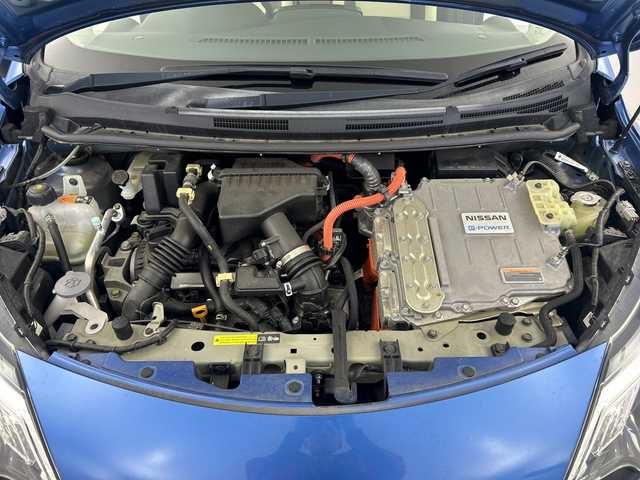 日産 ノート e－パワー メダリスト 福島県 2017(平29)年 2.8万km シャイニングブルー /禁煙車//全周囲モニター//純正ナビ//クリアランスソナー//ＬＥＤライト//ＥＴＣ//インテリジェントルームーミラー//オートライト//フォグライト//ＢＴ//スマートキー//エマージェンシーブレーキ//純正１５インチＡＷ付タイヤ//取扱説明書//保証書//スペアキー有り