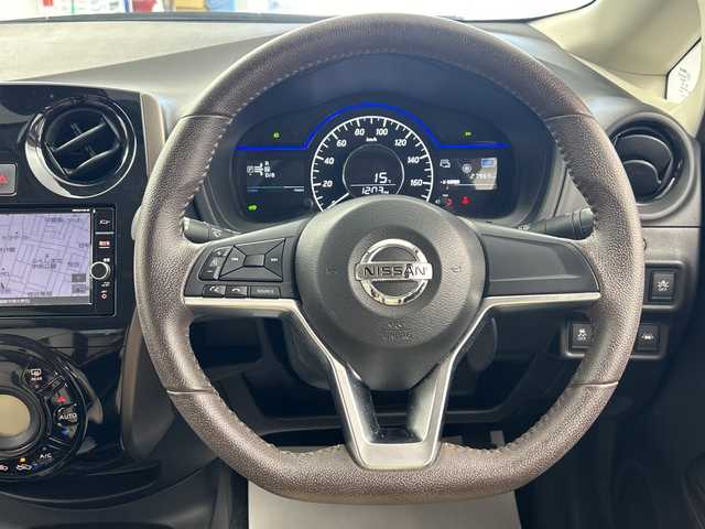 日産 ノート e－パワー メダリスト 福島県 2017(平29)年 2.8万km シャイニングブルー /禁煙車//全周囲モニター//純正ナビ//クリアランスソナー//ＬＥＤライト//ＥＴＣ//インテリジェントルームーミラー//オートライト//フォグライト//ＢＴ//スマートキー//エマージェンシーブレーキ//純正１５インチＡＷ付タイヤ//取扱説明書//保証書//スペアキー有り