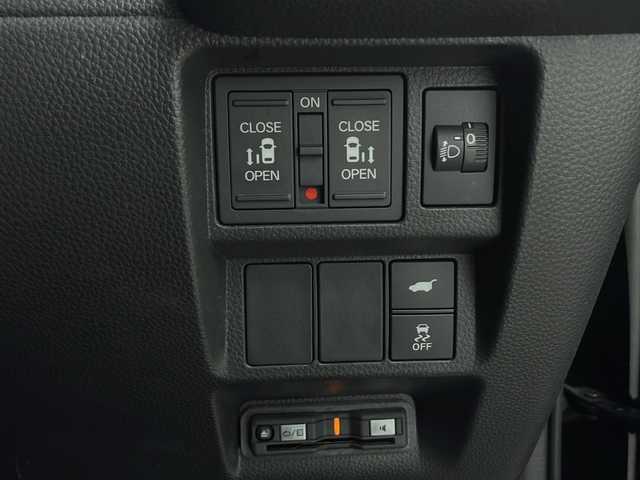 ホンダ ステップワゴン スパーダ eHEV 大阪府 2022(令4)年 5.4万km クリスタルブラックパール 純正９インチナビ/【BT/フルセグTV/USB/AppleCarPlay/AndroidAuto]/純正15.6インチ後席モニター/全方位カメラ/ETC/ドライブレコーダー前後/両側パワースライドドア/ブラインドスポットモニター/衝突被害軽減システム/クルーズコントロール追従/オートライト/コーナーセンサー前後/オットマン/シートバックテーブル/ハーフレザーシート/純正16インチＡＷ/純正フロアマット